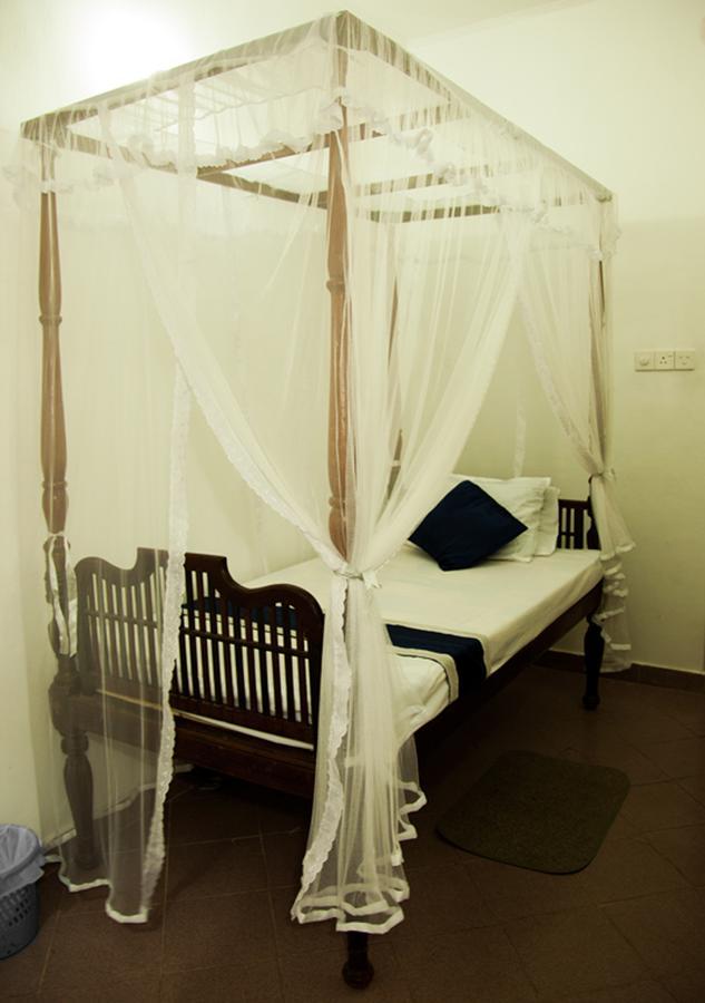 Colombo Lavinia Beach Hostel Дехивала-Маунт-Лавиния Экстерьер фото