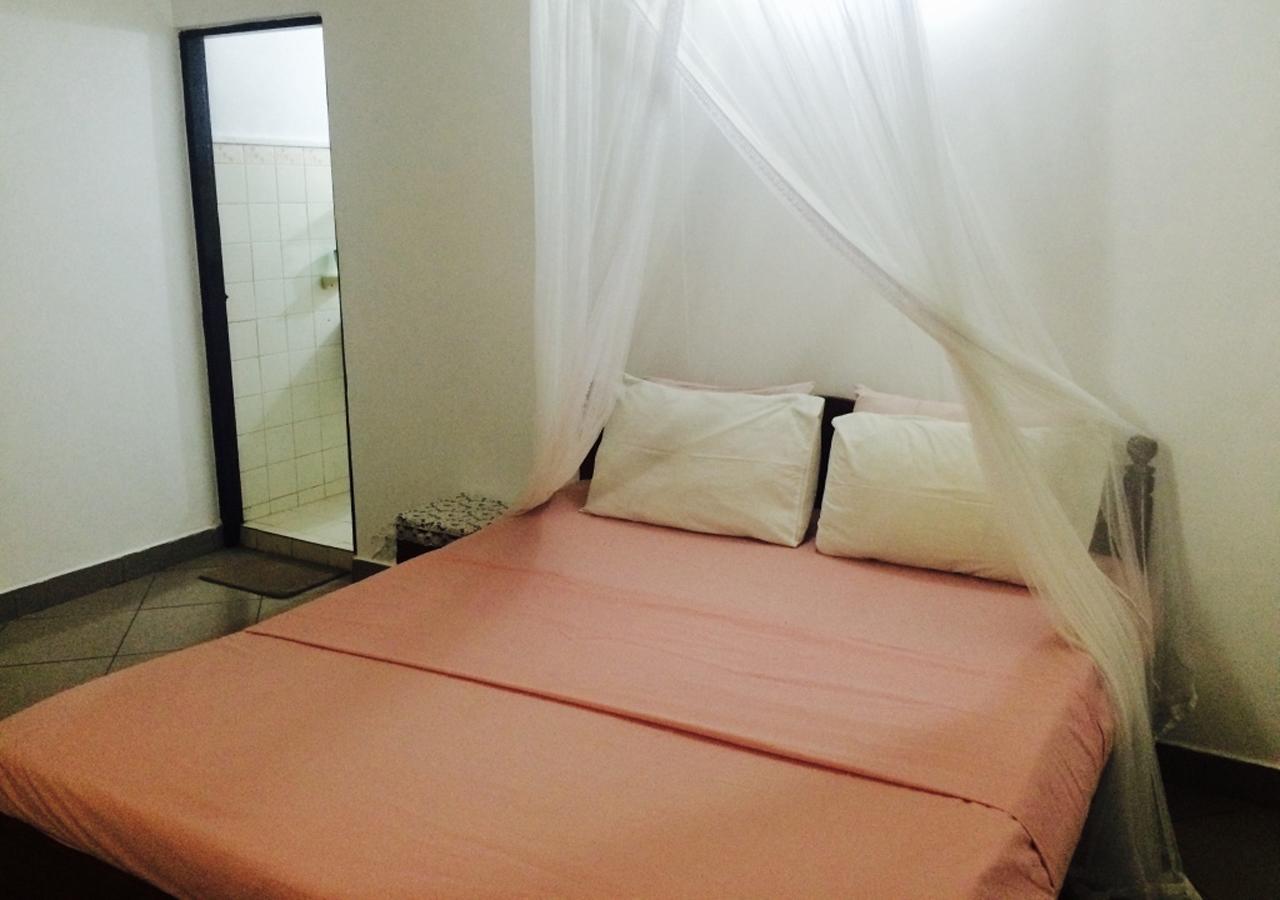 Colombo Lavinia Beach Hostel Дехивала-Маунт-Лавиния Экстерьер фото