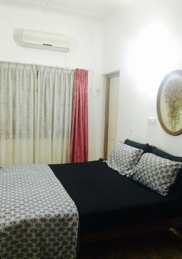 Colombo Lavinia Beach Hostel Дехивала-Маунт-Лавиния Экстерьер фото