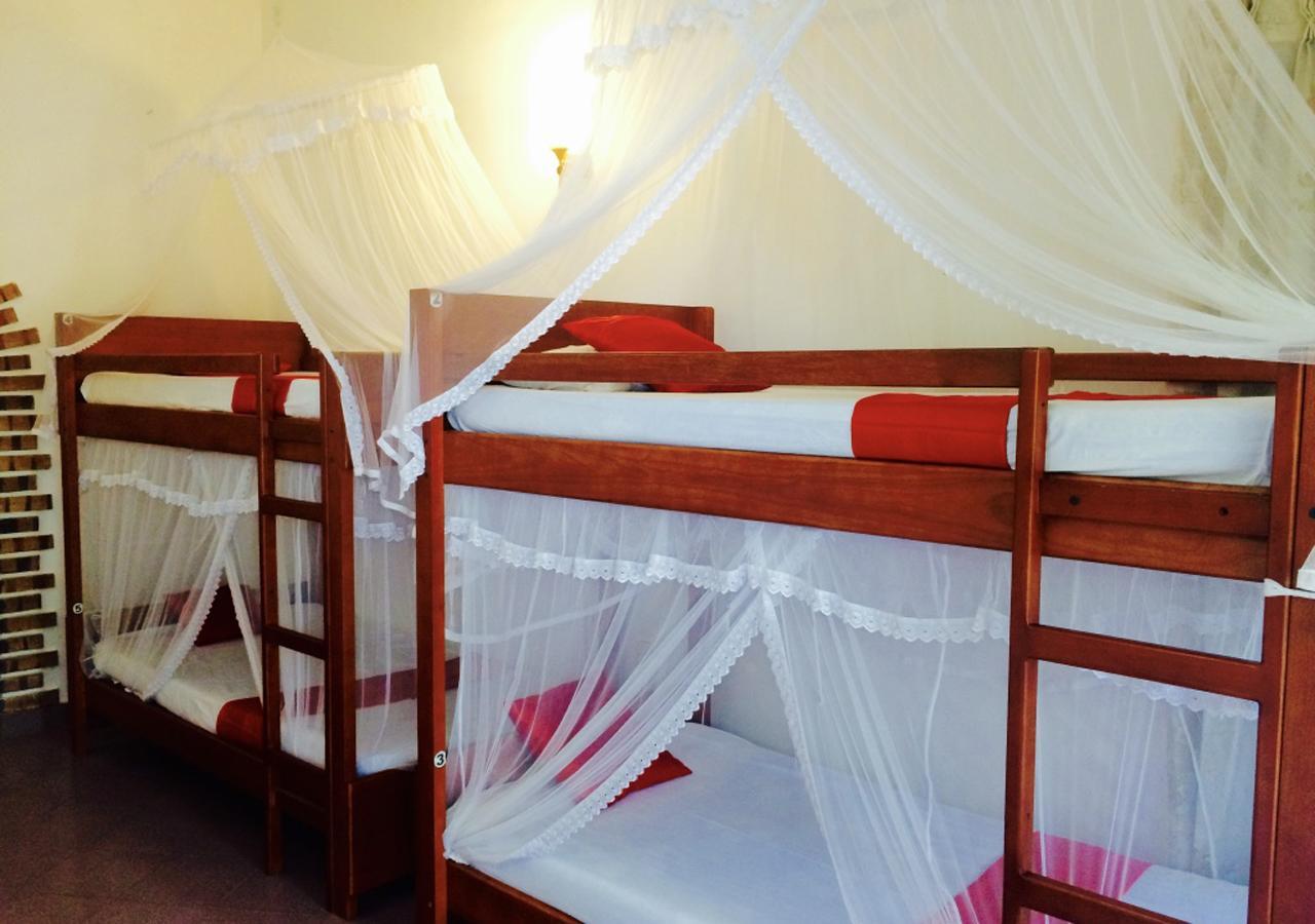 Colombo Lavinia Beach Hostel Дехивала-Маунт-Лавиния Экстерьер фото